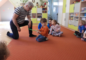 Dzieci uczestniczą w zajęciach Matplanety.