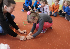 Dzieci uczestniczą w zajęciach Matplanety.