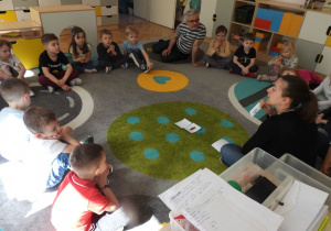 Dzieci uczestniczą w zajęciach Matplanety.