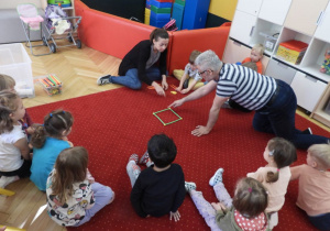 Dzieci uczestniczą w zajęciach Matplanety.