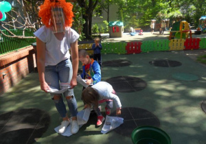 Zabawy dzieci w ogródku