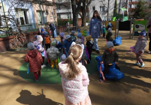 Powitanie przez dzieci pierwszego Dnia Wiosny.