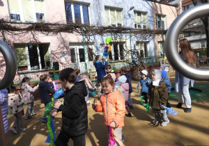 Powitanie przez dzieci pierwszego Dnia Wiosny.