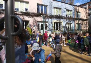 Powitanie przez dzieci pierwszego Dnia Wiosny.