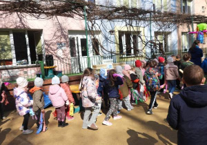 Powitanie przez dzieci pierwszego Dnia Wiosny.