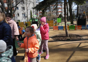 Powitanie przez dzieci pierwszego Dnia Wiosny.