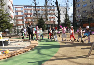 Powitanie przez dzieci pierwszego Dnia Wiosny.