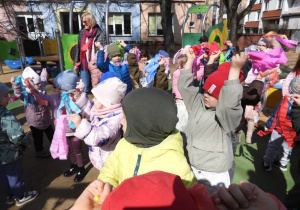 Powitanie przez dzieci pierwszego Dnia Wiosny.