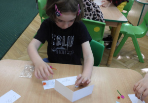 Dzieci poznają efekt symetrii.