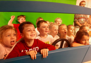 Dzieci zwiedzają Muzeum Etnograficzne.