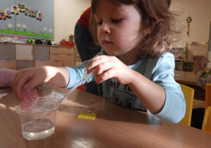 Dzieci badają właściwości wody.
