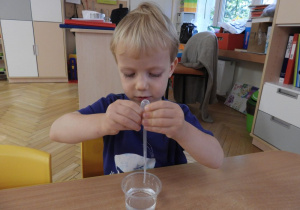 Dzieci badają właściwości wody.