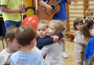 Dzieci słuchają koncertu muzycznego.