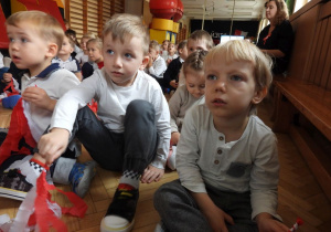 Dzieci uczestniczą w obchodach Święta Niepodległości.