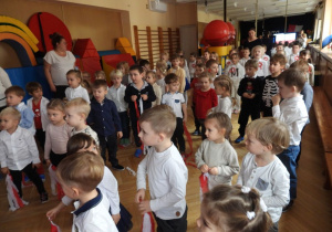 Dzieci uczestniczą w obchodach Święta Niepodległości.