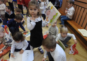 Dzieci uczestniczą w obchodach Święta Niepodległości.