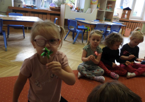 Dzieci obserwują doświadczenia z wykorzystaniem powietrza.