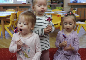 Dzieci obserwują doświadczenia z wykorzystaniem powietrza.