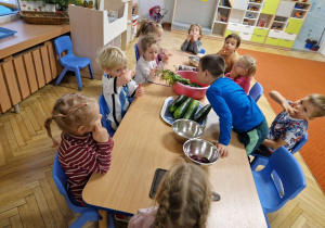 Dzieci uczestniczą w Balu Owocowo -Warzywnym.