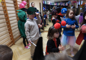 Przedszkolaki bawią się na balu karnawałowym.