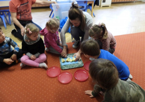 Dzieci uczestniczą w zajęciach Matplanety.