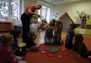 Dzieci uczestniczą w zajęciach Matplanety.