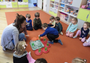 Dzieci uczestniczą w zajęciach Matplanety.