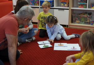 Dzieci uczestniczą w zajęciach Matplanety.