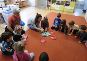 Dzieci uczestniczą w zajęciach Matplanety.