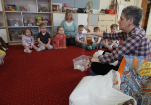 Dzieci obserwują doświadczenia związane z parowaniem wody.