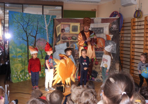 Dzieci aktywnie uczestniczą w teatrzyku.