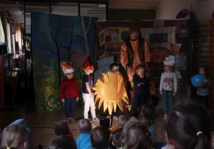 Dzieci aktywnie uczestniczą w teatrzyku.