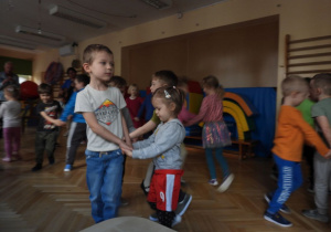 Przedszkolaki uczestniczą w koncercie muzycznym.