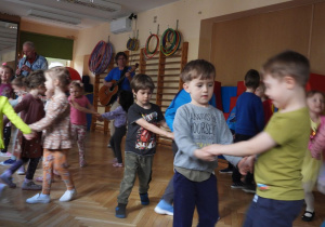 Przedszkolaki uczestniczą w koncercie muzycznym.