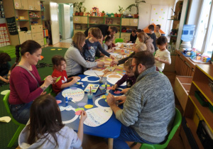 Dzieci uczestniczą w wielkanocnych spotkaniach z rodzicami.