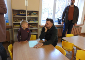 Dzieci uczestniczą w wielkanocnych spotkaniach z rodzicami.