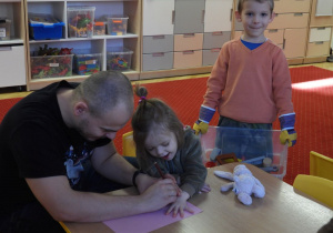 Dzieci uczestniczą w wielkanocnych spotkaniach z rodzicami.