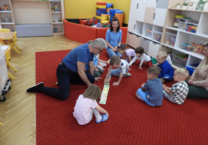 Dzieci rozwiązują zadania matematyczne.