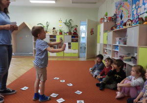 Dzieci rozwiązują zadania matematyczne.