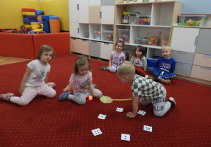 Dzieci rozwiązują zadania matematyczne.