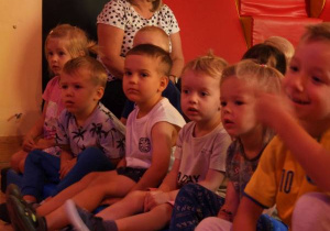 Dzieci oglądają teatrzyk.