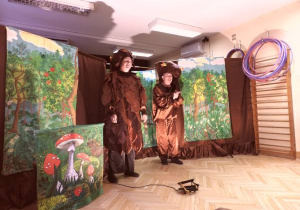 Dzieci oglądają przedstawienie teatralne.