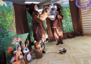 Dzieci oglądają przedstawienie teatralne.