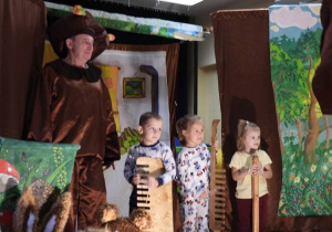 Dzieci oglądają przedstawienie teatralne.