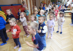 Dzieci uczestniczą w koncercie muzycznym.