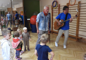 Dzieci uczestniczą w koncercie muzycznym.