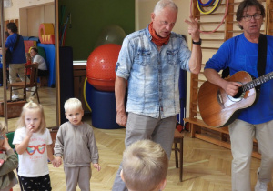 Dzieci uczestniczą w koncercie muzycznym.