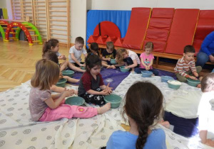 Dzieci lepią z masy plastycznej.