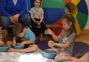 Dzieci lepią z masy plastycznej.
