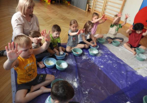 Dzieci lepią z masy plastycznej.
